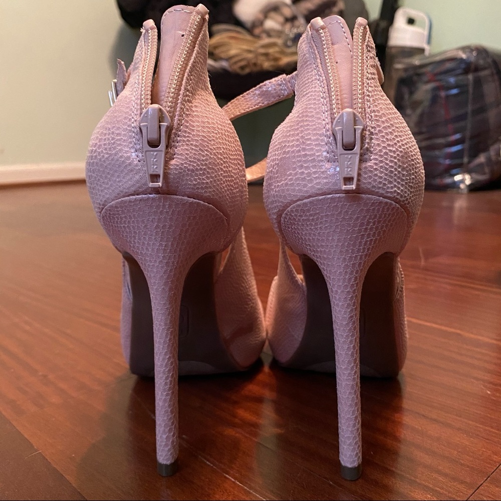 Jennifer Lopez pink heels! - Picture 2 of 6